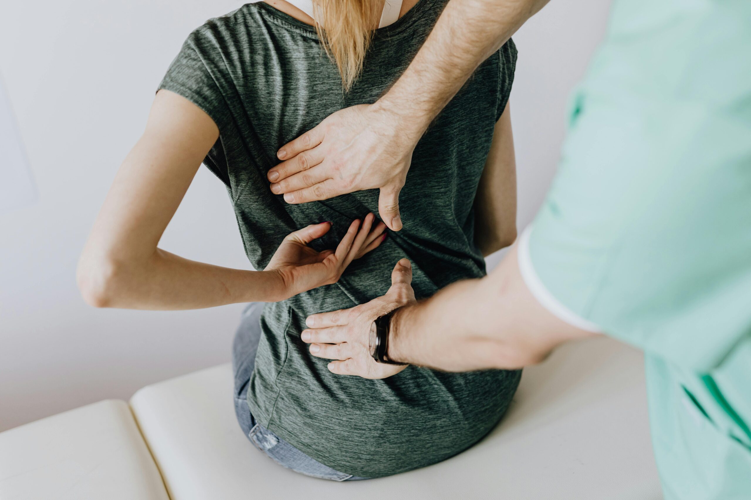 Sievietei tiek veikta osteopātijas procedūra